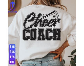 Peut inclure: Sweat-shirt blanc avec l'inscription "Cheer Coach" en noir en écriture cursive et en lettres majuscules. Un dessin de mégaphone est au-dessus du mot "Cheer". Le sweat-shirt a également un logo violet et bleu dans le coin supérieur gauche.