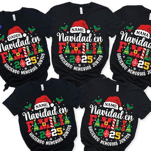 Peut inclure: Des t-shirts noirs avec un motif familial de Noël. Les t-shirts présentent le texte "Navidad en Familia 2025" avec un bonnet de Père Noël, un sapin de Noël et d'autres éléments festifs. Disponibles en formats SVG, PNG, EPS et DXF.