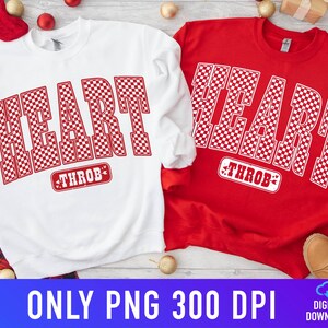 Op de afbeelding: Twee sweatshirts, één wit en één rood, elk met de woorden "HEART THROB" in een dambordpatroon. De tekst is vetgedrukt, in collegestijl. Het woord "THROB" staat in een rode rechthoek. De afbeelding heeft een vakantiethema.