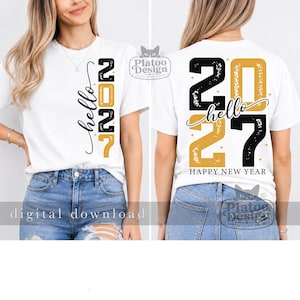 Puede incluir: Una camiseta blanca con el texto hello 2027 en negro y dorado en la parte delantera. La parte trasera muestra el texto hello 2027 y HAPPY NEW YEAR en negro y dorado con peque&ntilde;as estrellas. El dise&ntilde;o incluye una textura desgastada en los n&uacute;meros.