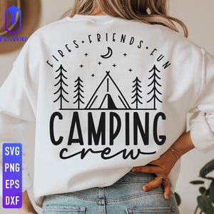 Op de afbeelding: Witte sweatshirt met een zwart grafisch ontwerp op de achterkant. Het ontwerp bevat een tent, bomen, een maan en de woorden "FIRES FRIENDS FUN" en "CAMPING crew". De sweatshirt heeft ook een paars en blauw SVG, PNG, EPS en DXF logo.
