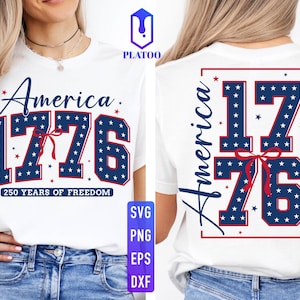 Puede incluir: Camiseta blanca con el texto "America 1776" en azul marino y rojo, con estrellas y un lazo. La parte trasera de la camiseta tambi&eacute;n muestra el mismo dise&ntilde;o. La camiseta celebra 250 a&ntilde;os de libertad.