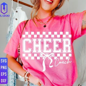 Könnte beinhalten: Ein pinkfarbenes T-Shirt mit dem Wort "CHEER" in weißen Blockbuchstaben, einer weißen Schleife und dem Wort "Coach" in Schreibschrift. Das Shirt hat ein Schachbrettmuster über dem Wort "CHEER". Das Bild enthält auch die Wörter "SVG, PNG, EPS, DXF".