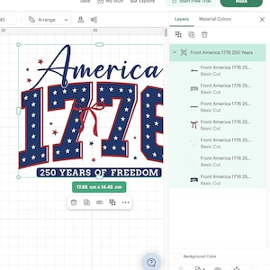 Puede incluir: Un dise&ntilde;o digital con la palabra "America" en escritura azul marino sobre el n&uacute;mero "1776" en una fuente audaz llena de estrellas. El dise&ntilde;o incluye estrellas rojas y una cinta, con el texto "250 YEARS OF FREEDOM" debajo. Mide 17,65 cm x 14,45 cm.