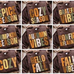 Puede incluir: Una colección de sudaderas marrones con diseños de texto con temática otoñal. Las sudaderas presentan frases como "Spice Season", "Cozy Season", "Grateful Vibes", "Pumpkin Season", "Autumn Vibes", "Bonfire and Flannels", "Hello Fall" y "Fall Vibes".