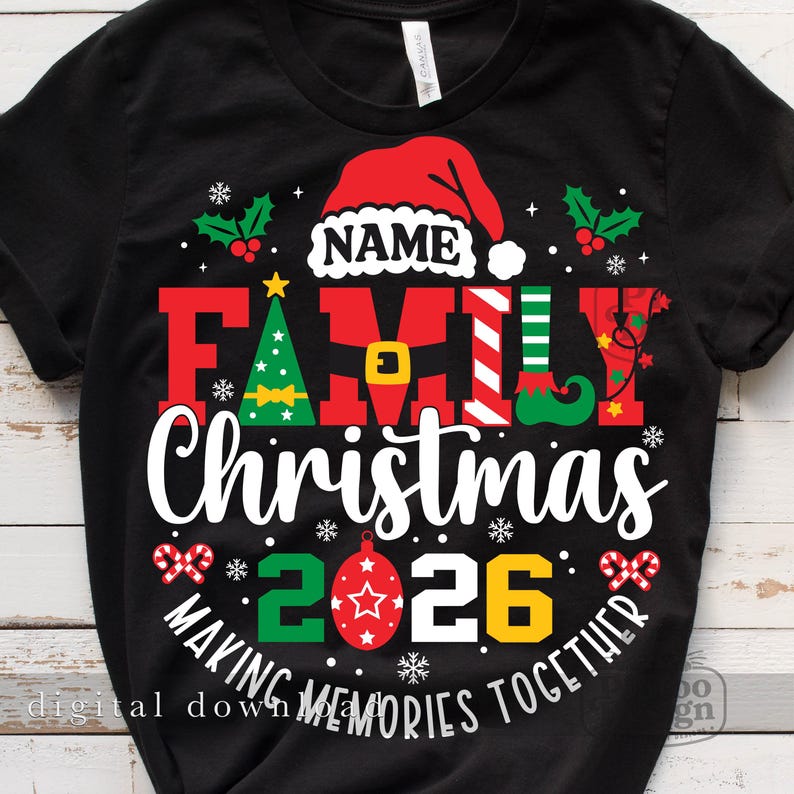 Pu&ograve; includere: Una t-shirt nera con una grafica che mostra un cappello da Babbo Natale rosso sopra la parola NAME, la parola FAMILY in rosso, verde e bianco, la parola Christmas in bianco e il testo MAKING MEMORIES TOGETHER con l'anno 2026 e icone natalizie.