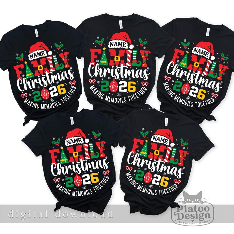 Pu&ograve; includere: Cinque magliette nere a maniche corte con una stampa grafica che include un cappello da Babbo Natale rosso, il testo NAME FAMILY Christmas 2026 e la frase MAKING MEMORIES TOGETHER. Il design presenta elementi natalizi verdi e rossi come decorazioni.