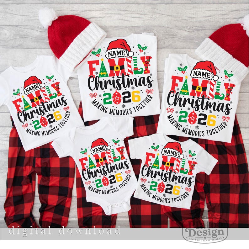 Pu&ograve; includere: Una collezione di magliette bianche e un body per neonati con una stampa grafica con il testo NAME, FAMILY, Christmas, 2026 e MAKING MEMORIES TOGETHER, accompagnati da due berretti in maglia rossi e bianchi e pantaloni a quadri rossi e neri.