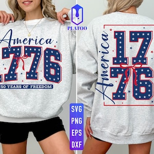 Puede incluir: Una sudadera gris claro con el texto "America 1776" en azul marino y rojo, con un patr&oacute;n de estrellas. La parte delantera y trasera de la sudadera presentan el mismo dise&ntilde;o, celebrando 250 a&ntilde;os de libertad.