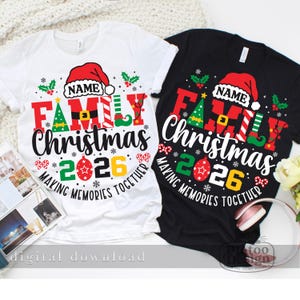 Pu&ograve; includere: Una t-shirt bianca e una t-shirt nera, ciascuna con una grafica raffigurante un cappello di Babbo Natale, il testo NAME, FAMILY Christmas e 2026, insieme alla frase MAKING MEMORIES TOGETHER, decorata con agrifoglio, bastoncini di zucchero e fiocchi.