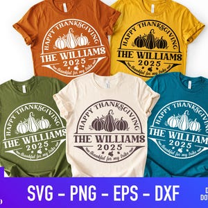Puede incluir: Una colección de cinco camisetas en varios colores: naranja, amarillo, verde, crema y verde azulado. Cada camiseta presenta un diseño circular con calabazas, el texto "HAPPY THANKSGIVING", "THE WILLIAMS 2025" y "thankful for my tribe".