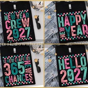 Pu&ograve; includere: Quattro magliette nere con disegni grafici in testo color ottanio e rosa e motivi a scacchiera. I design includono le frasi NEW YEAR CREW 2027, HAPPY NEW YEAR, 12 NEW CHAPTERS 365 NEW CHANCES e HELLO 2027, tutte con una texture usurata.