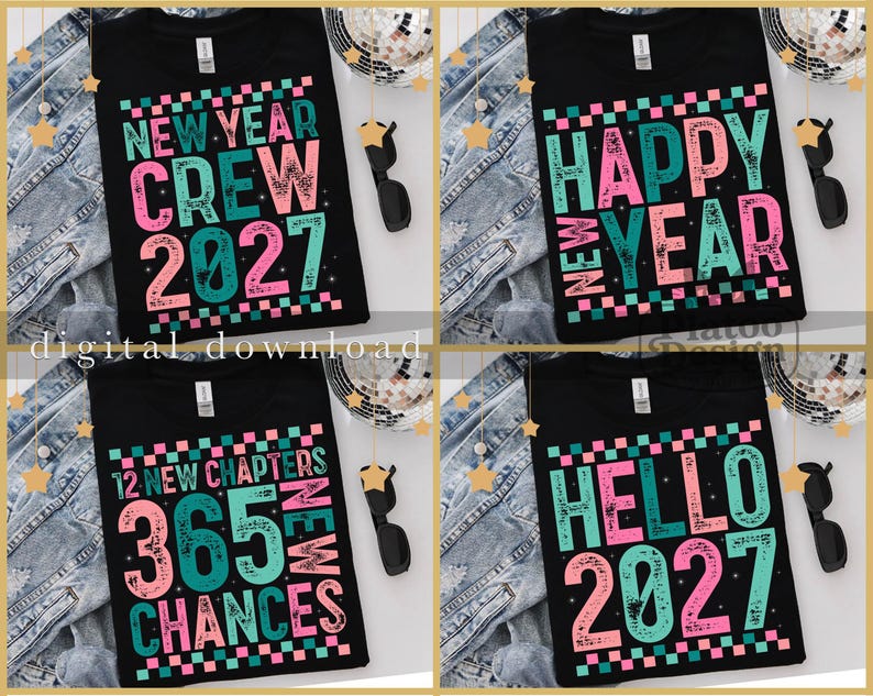 Pu&ograve; includere: Quattro magliette nere con disegni grafici in testo color ottanio e rosa e motivi a scacchiera. I design includono le frasi NEW YEAR CREW 2027, HAPPY NEW YEAR, 12 NEW CHAPTERS 365 NEW CHANCES e HELLO 2027, tutte con una texture usurata.