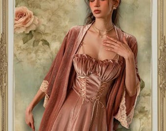 Könnte beinhalten: Eine Frau trägt eine rosafarbene Samt-Robe mit Spitzenbesatz und ein passendes rosafarbenes Samtkleid mit Schnürbrust. Das Kleid hat einen herzförmigen Ausschnitt und einen vollen Rock. Die Frau steht vor einem Gemälde mit Rosen.