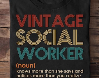 Könnte beinhalten: Ein schwarzes T-Shirt mit einer Grafik im Vintage-Stil, auf dem "Vintage Social Worker (Substantiv) Weiß mehr, als sie sagt, und bemerkt mehr, als du denkst" steht.