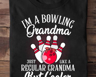 Könnte beinhalten: Schwarzes T-Shirt mit dem Text "I'M A BOWLING Grandma JUST LIKE A REGULAR Grandma But Cooler". Die Grafik zeigt Bowlingkegel und eine rote Bowlingkugel mit einer Schleife.