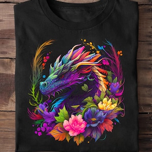 Może przedstawiać: Czarny t-shirt z barwnym wzorem smoka. Smok przedstawiony jest w żywych odcieniach fioletu, zieleni i pomarańczy, otoczony kwiatami i liśćmi. Grafika jest szczegółowa i przyciąga wzrok.