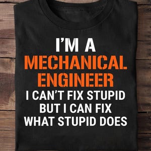Może przedstawiać: Czarny T-shirt z białym tekstem, który brzmi: "Jestem inżynierem mechanikiem. Nie mogę naprawić głupoty, ale mogę naprawić to, co głupstwo robi."