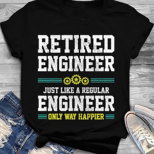 Könnte beinhalten: Schwarzes T-Shirt mit dem Text "RETIRED ENGINEER" in weißen Blockbuchstaben. Darunter befinden sich drei gelbe Zahnräder und der Text "JUST LIKE A REGULAR ENGINEER ONLY WAY HAPPIER" in Weiß und Gelb.