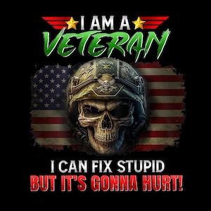 Puede incluir: Dise&ntilde;o gr&aacute;fico negro con una calavera con casco militar, sobre una bandera estadounidense desgastada. El texto dice "I AM A VETERAN" arriba y "I CAN FIX STUPID BUT IT'S GONNA HURT!" abajo. El dise&ntilde;o incorpora acentos rojos, verdes y dorados.