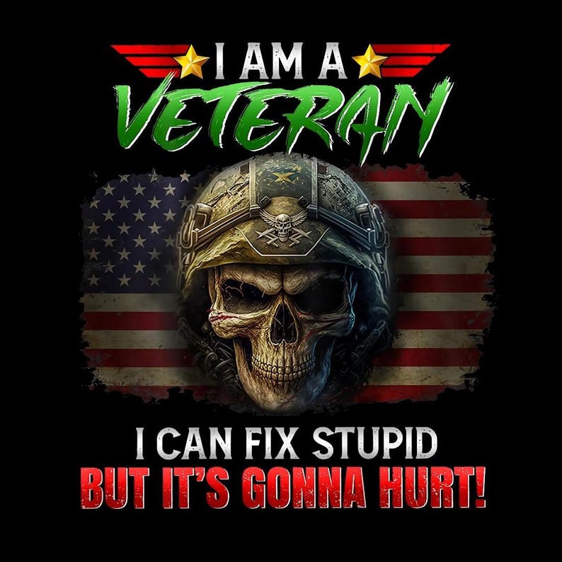Puede incluir: Dise&ntilde;o gr&aacute;fico negro con una calavera con casco militar, sobre una bandera estadounidense desgastada. El texto dice "I AM A VETERAN" arriba y "I CAN FIX STUPID BUT IT'S GONNA HURT!" abajo. El dise&ntilde;o incorpora acentos rojos, verdes y dorados.
