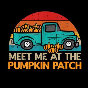 Puede incluir: Ilustración de una camioneta turquesa vintage llena de calabazas, sobre un fondo de puesta de sol. El texto "MEET ME AT THE PUMPKIN PATCH" es naranja y blanco. Tema otoñal.
