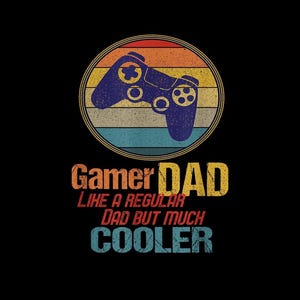 Może przedstawiać: Grafika w stylu retro z kontrolerem do gier wideo w kółku na tle zachodu słońca. Tekst brzmi "Gamer Dad Like a Regular Dad But Much Cooler".