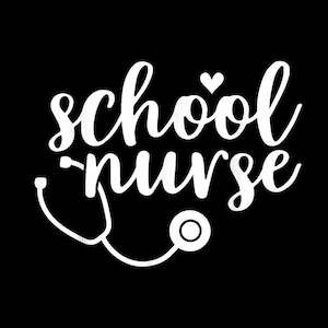 Könnte beinhalten: Weißer Text auf schwarzem Hintergrund mit der Aufschrift "school nurse" in Schreibschrift. Eine weiße Stethoskop-Grafik ist in das Design integriert, mit einem kleinen Herz über dem Wort "school".