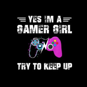 Może przedstawiać: Czarna grafika z podzielonym kontrolerem do gier wideo w kolorze fioletowym i niebieskim. Tekst brzmi "YES IM A GAMER GIRL TRY TO KEEP UP" w białej, postarzonej czcionce. Projekt jest na czarnym tle.