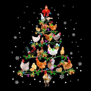 Può includere: Un design ad albero di Natale composto da polli e galli, decorato con luci colorate, un fiocco rosso e piccole campane. Lo sfondo è nero con fiocchi di neve bianchi.