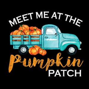 Puede incluir: Ilustración de una camioneta aguamarina llena de calabazas naranjas, con las palabras "Meet Me At The Pumpkin Patch" en escritura blanca y naranja sobre un fondo negro. Las calabazas están en la caja y en el suelo.