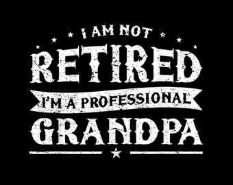 以下が含まれることがあります： 黒色のグラフィックデザイン。白いテキストで「I AM NOT RETIRED I'M A PROFESSIONAL GRANDPA」と書かれています。テキストは、星とバナーのアクセントが付いた、ヴィンテージ風のスタイルです。