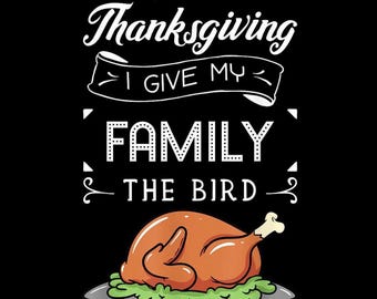 Może przedstawiać: Czarna grafika z napisem „EVERY Thanksgiving I GIVE MY FAMILY THE BIRD”. Pieczony indyk na poduszce z sałaty leży na szarej płycie. Tekst jest biały.