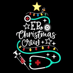 Peut inclure: Graphique noir avec un motif d'arbre de Noël intégrant des symboles médicaux et le texte "ER Christmas Crew". L'arbre est orné d'une étoile jaune, de guirlandes lumineuses, d'une seringue et d'un stéthoscope. Le design utilise du rouge, du blanc, du jaune et du turquoise.