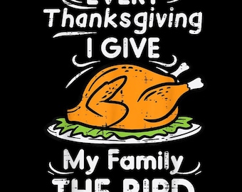Może przedstawiać: Czarna grafika z napisem "EVERY Thanksgiving I GIVE My Family THE BIRD". Obraz przedstawia pieczonego indyka na talerzu z zieloną dekoracją, idealny na Święto Dziękczynienia.