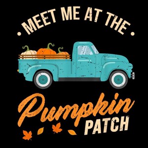 Puede incluir: Una camioneta turquesa vintage transporta calabazas. El texto "MEET ME AT THE" está arriba y "PUMPKIN PATCH" abajo. Las calabazas son naranjas y blancas, sobre un fondo negro.