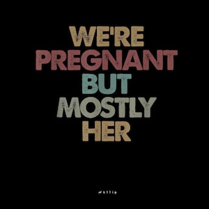 Puede incluir: Fondo negro con el texto "WE'RE PREGNANT BUT MOSTLY HER" en un estilo vintage desgastado. El texto es en beige, rojo, verde azulado y gris claro. La palabra "nellia" está en la parte inferior.