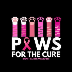 以下が含まれることがあります： 黒い背景に「PAWS FOR THE CURE」の白い文字、ピンクのリボン、そして下に「BREAST CANCER AWARENESS」の文字が描かれたグラフィック。上には、6つのピンクと白の猫の足跡があります。