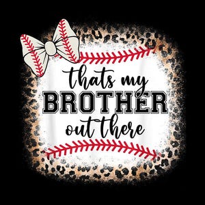 Op de afbeelding: Een witte afbeelding met een rood baseballsteekontwerp en een zwart-witte strik. De tekst luidt "thats my BROTHER out there". De achtergrond is een luipaardprint.