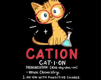 Pode incluir: Camiseta preta com um gato tigrado laranja de desenho animado usando óculos vermelhos e um béquer. A palavra "CATION" está em vermelho, com a definição: "CAT-I-ON, substantivo Química, 1. Um íon com carga positiva, 2. O íon mais fofo de todos."