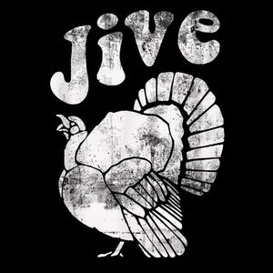 Może przedstawiać: Czarno-biała grafika przedstawiająca indyka z napisem "Jive" nad nim. Indyk jest stylizowany z postarzanym, vintage wyglądem, a tekst ma podobny efekt postarzenia. Obraz nadaje się do odzieży lub dekoracji wnętrz.