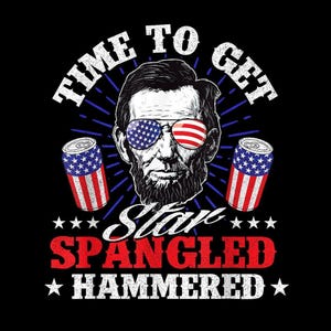 Pode incluir: Design gráfico com Abraham Lincoln usando óculos de sol com desenhos da bandeira americana. O texto diz "Time to Get Star Spangled Hammered" com duas latas decoradas com a bandeira americana.