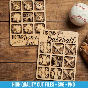 Könnte beinhalten: Zwei helle Tic-Tac-Toe-Spielbretter aus Holz mit Baseball-Motiven. Ein Brett zeigt Finger-Symbole und Helme, das andere Basebälle und gekreuzte Schläger. Beide Bretter enthalten den Schriftzug "TIC-TAC-TOE" sowie "HOME RUN".