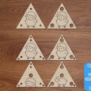 Pode incluir: Seis formas triangulares de madeira de cor clara com ilustrações de ovelhas gravadas e recortes circulares. Algumas peças incluem as letras A, B e C perto dos cantos. A imagem inclui o texto Doodles Doodles Studio e CUT FILES SVG PNG JPG HIGH QUALITY FILES 300 DPI.