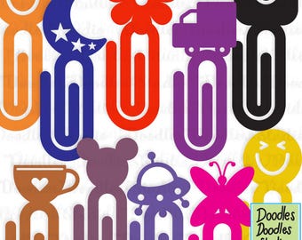 Op de afbeelding: Een verzameling kleurrijke paperclipontwerpen in verschillende vormen, waaronder een smiley, maan en sterren, bloem, vrachtwagen, handtas, kopje, muis, alien en vlinder. De afbeelding bevat ook de tekst "Doodles Doodles Studio" en "SVG - PNG - DXF - EPS 300dpi".