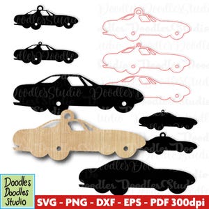 Puede incluir: Una colección de recortes con forma de coche en varios estilos. Incluye siluetas negras, contornos rojos y un coche en tono madera natural. La imagen también presenta el texto "Doodles Studio" e información sobre el tipo de archivo.