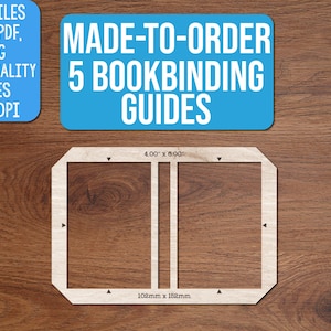 Puede incluir: Una plantilla de encuadernación de madera clara con un marco rectangular y un espacio central para el lomo. El texto 4.00 x 6.00 está impreso en el borde superior. La imagen incluye cuadros de texto azules con CUT FILES SVG, PDF, PNG, HIGH QUALITY FILES 300 DPI y MADE-TO-ORDER 5 BOOKBINDING GUIDES.