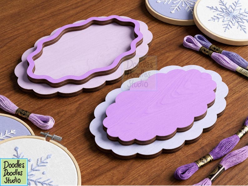 Peut inclure: Deux cadres ovales en bois superpos&eacute;s avec des bords festonn&eacute;s dans des tons de violet clair et fonc&eacute;. Les cadres pr&eacute;sentent une finition lisse et sont pr&eacute;sent&eacute;s avec des tambours &agrave; broder aux motifs de flocons et du fil &agrave; broder violet.