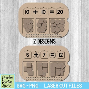 Puede incluir: Dos tableros de matemáticas educativos de madera con ecuaciones y formas. El tablero superior muestra "10 + 10 = 20" con círculos, y el tablero inferior muestra "5 + 7 = 12" con cuadrados. El texto "2 DESIGNS" está en el medio.