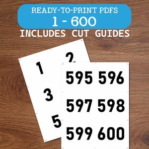 Pode incluir: Folhas PDF imprimíveis brancas com números pretos de 1 a 600, incluindo guias de corte. A imagem apresenta um fundo de madeira e o texto «READY-TO-PRINT PDFS 1-600 INCLUDES CUT GUIDES».